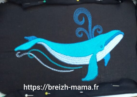 Motif broderie baleine bleue
