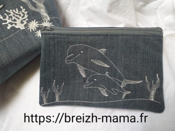 Couture trousse jeans recyclé brodé dauphin