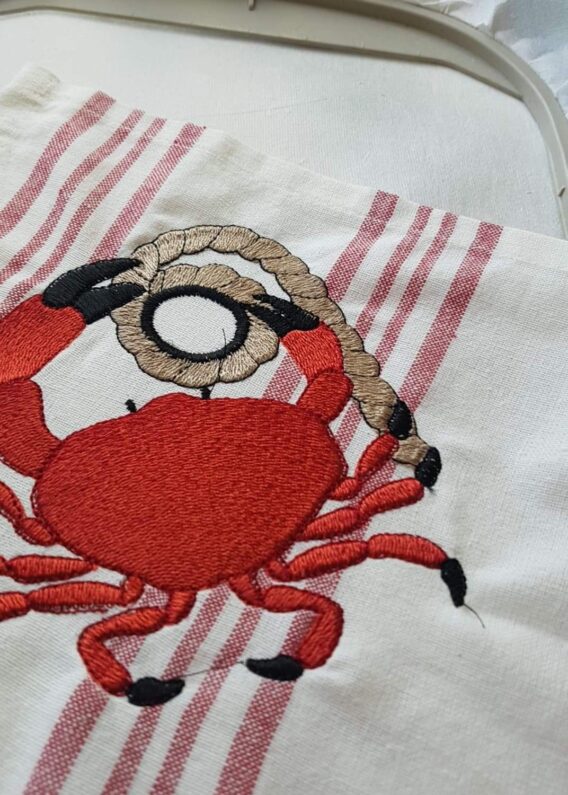 Motif broderie accroche torchon crabe